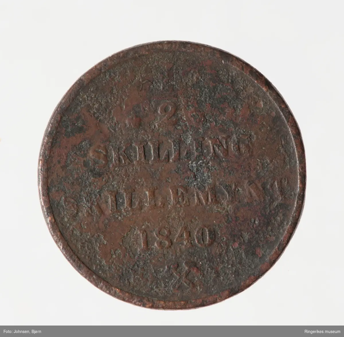 Den norske riksløve med kongekronen over preger noen av myntene.