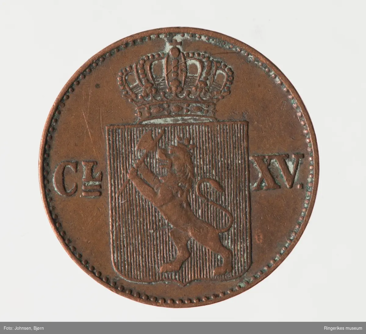 Den norske riksløve med kongekronen over preger noen av myntene.