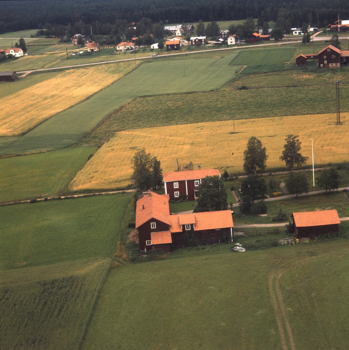 Flygfoto över gården Sunnanåker med omgivning.