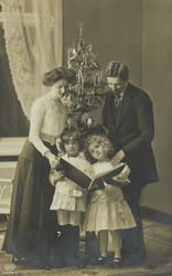 Julekort. Jule-og nyttårshilsen. Famili, mor, far, pike og g