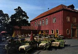 Postkort, Restaurantbygningen med uteservering. Bruksbygning