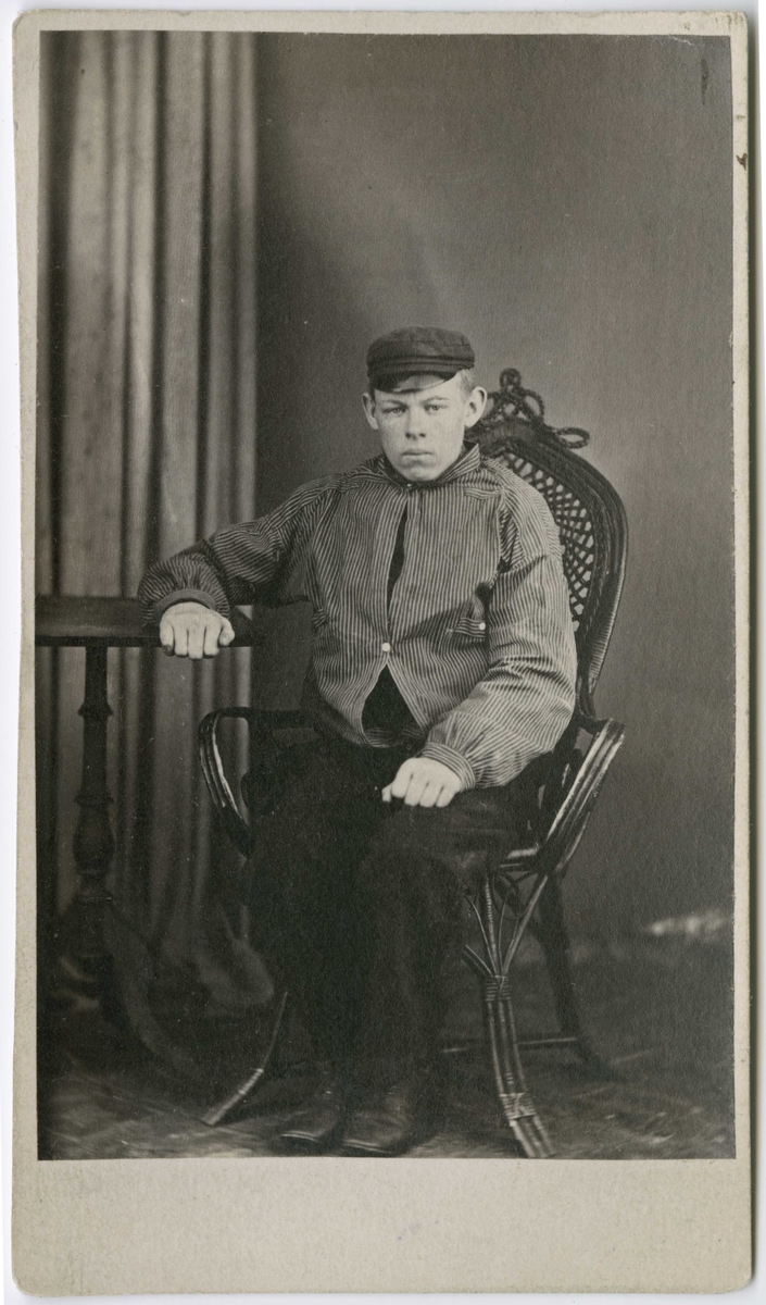 Fangeportrett. Peter Olsen, fra Drammen, arrestert i 1868, innsatt i distriktsfengslet i Hokksund for tyveri av seletøy.