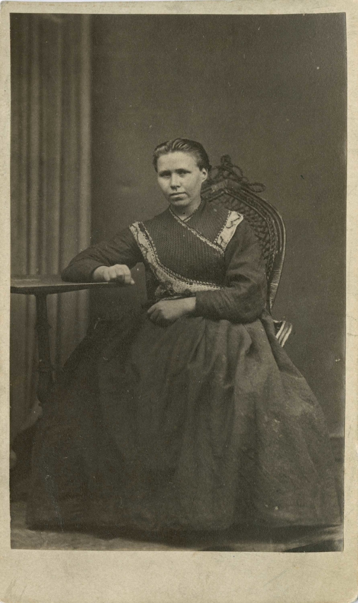 Fangeportrett. Christine Julie Evensdatter, Drammen, arrestert i 1869, innsatt i distriktsfengslet i Hokksund for tyveri.