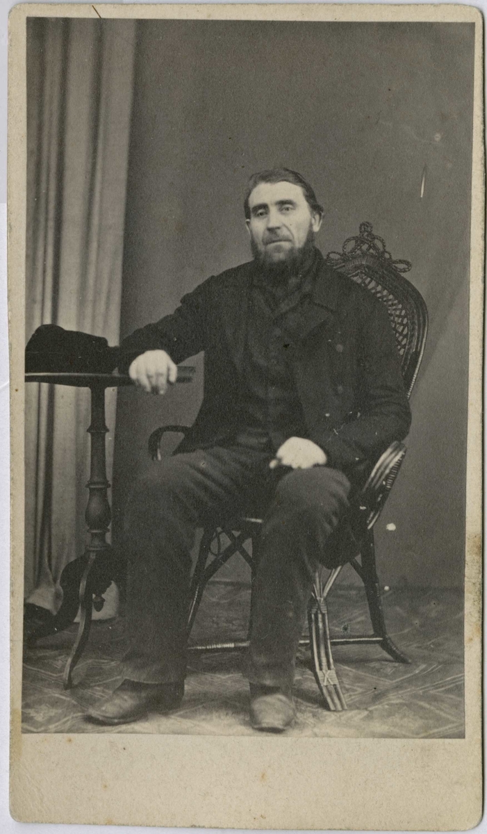 Fangeportrett. Hans Haagensen, arrestert i 1866 eller 1867, innsatt i distriktsfengslet i Hokksund for gateuorden og vold mot embedsmann.