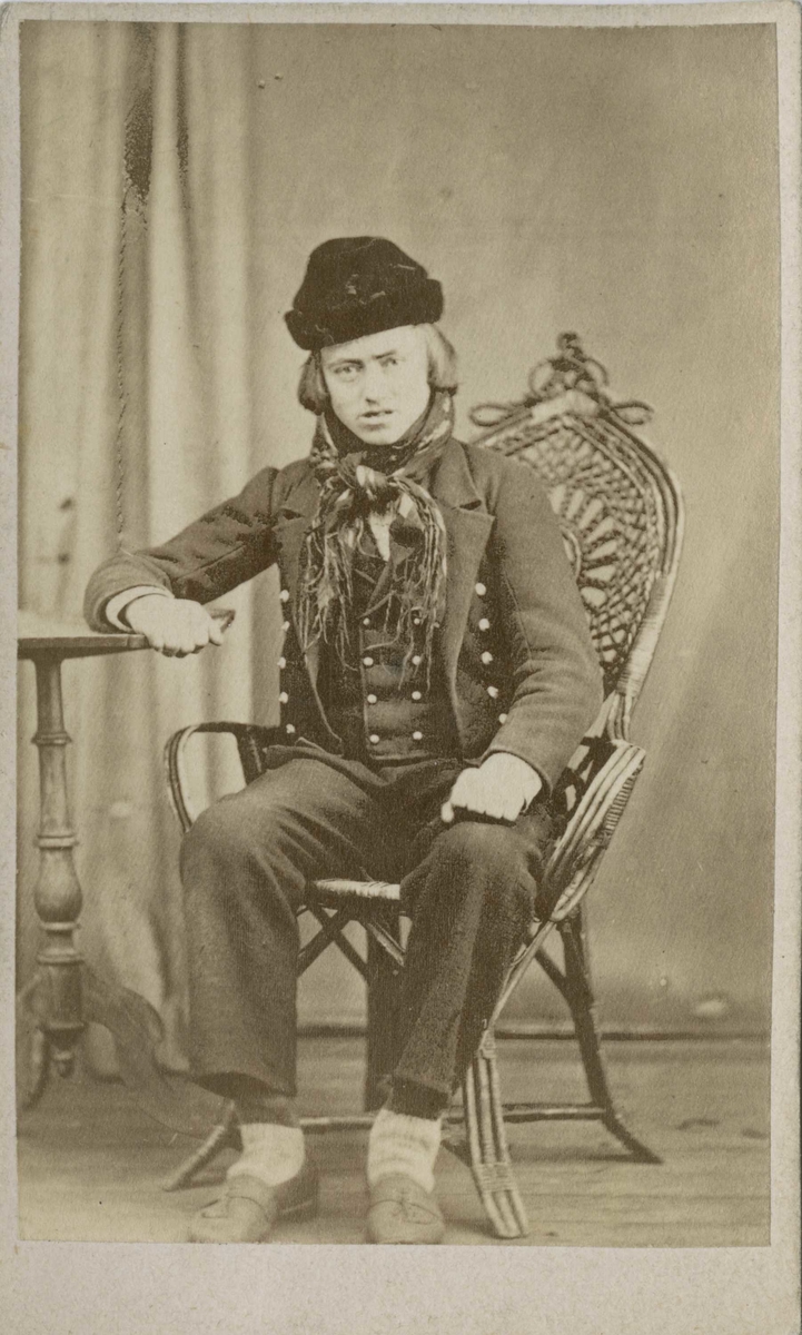 Fangeportrett. Halvar Olsen Bækgarden i Lyngdal, Numedal, arrestert i 1871, innsatt i distriktsfengslet i Hokksund for ulovlig brennevinssalg.