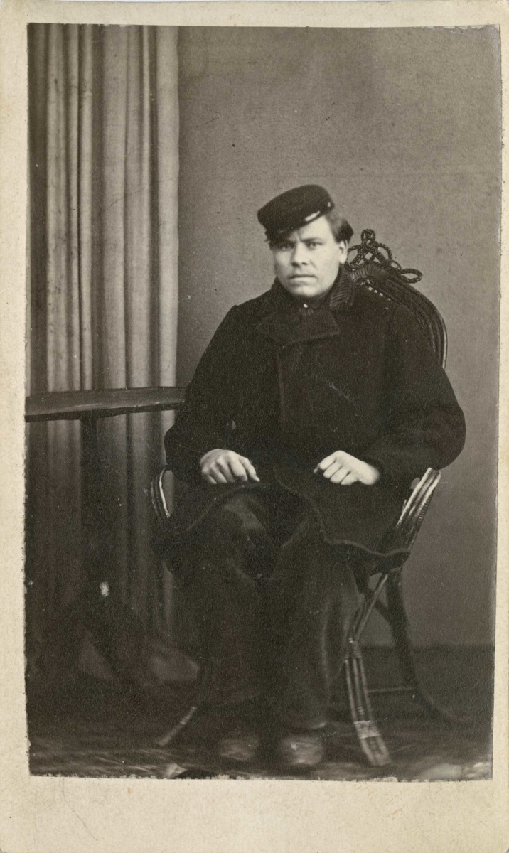 Fangeportrett. Hans Andreassen Haugerud, fra Lier, arrestert i 1868, innsatt i distriktsfengslet i Hokksund for drap begått i slagsmål.
