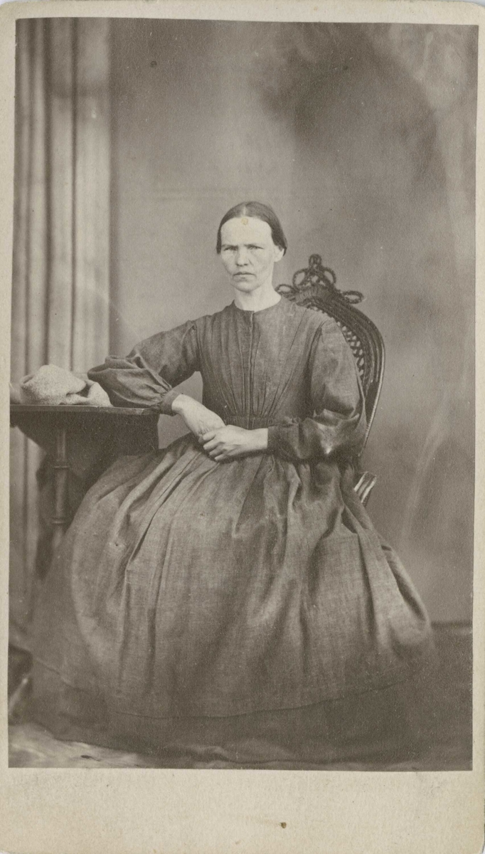 Fangeportrett. Karine Olsdatter, Drammen, arrestert i 1868, innsatt i distriktsfengslet i Hokksund for delaktighet i tyveri.