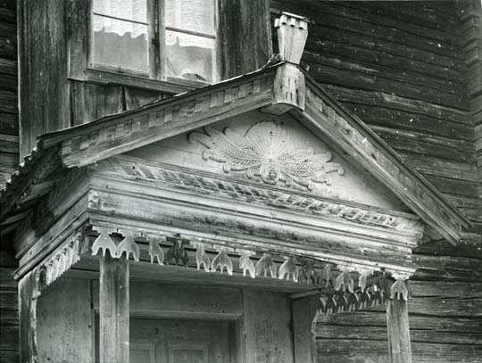 Taket på en förstukvist dekorerat med krönspira, tofsar och Alftakrona.