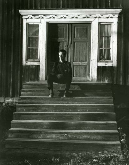 En man sitter på trappan vid gården Ers-Pers i Vattrång.