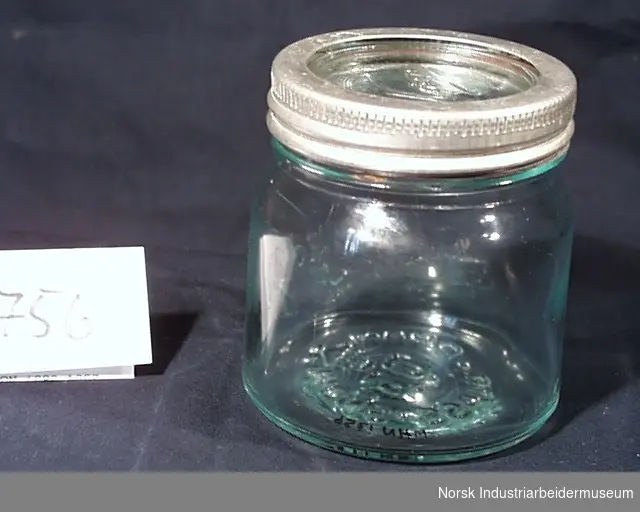 Form: Sylinder, glaslok skrudd fast med metallring
