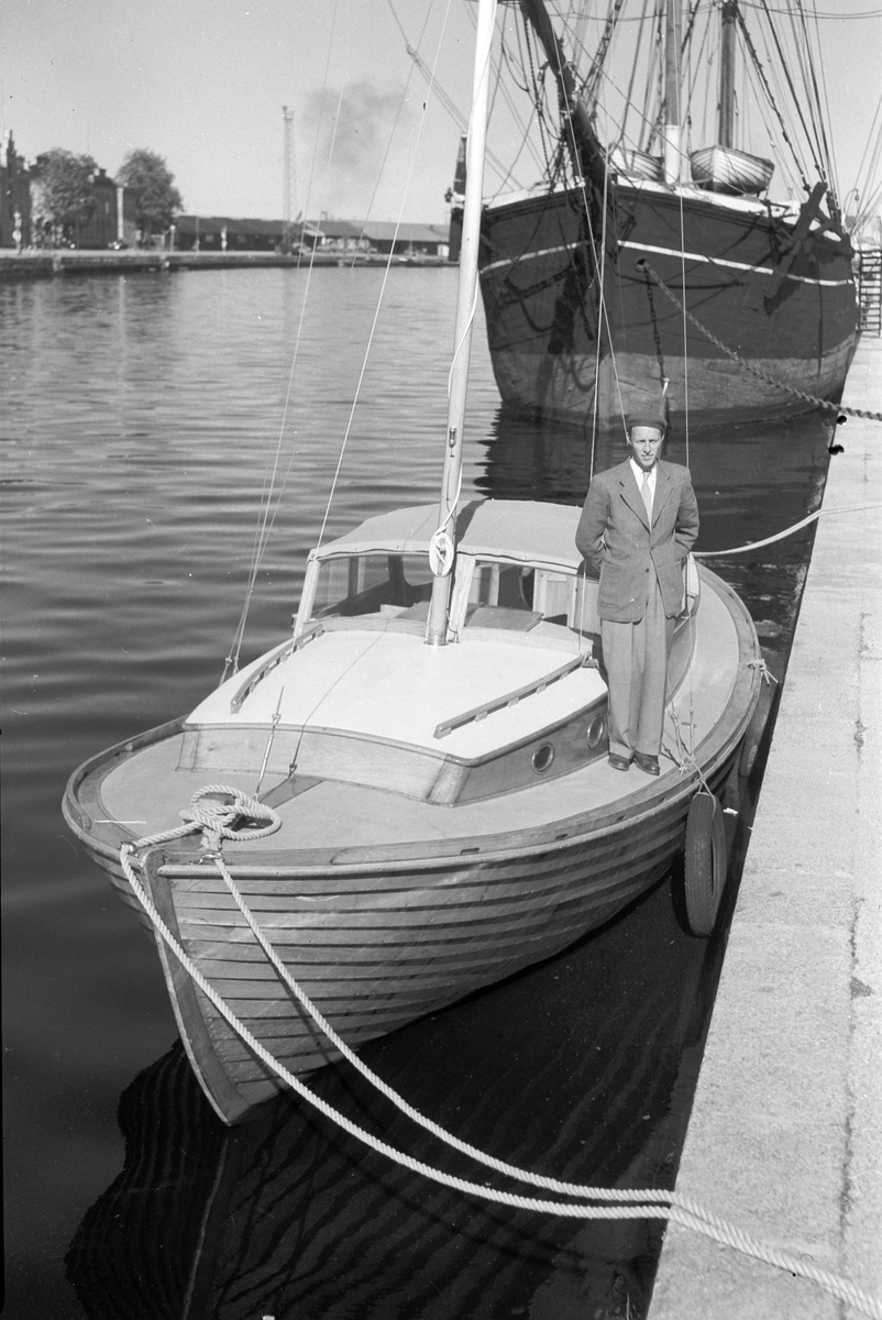 Okänd man med sin motorbåt, i bakgrunden Briggen Gerda. Den 12 augusti 1949
