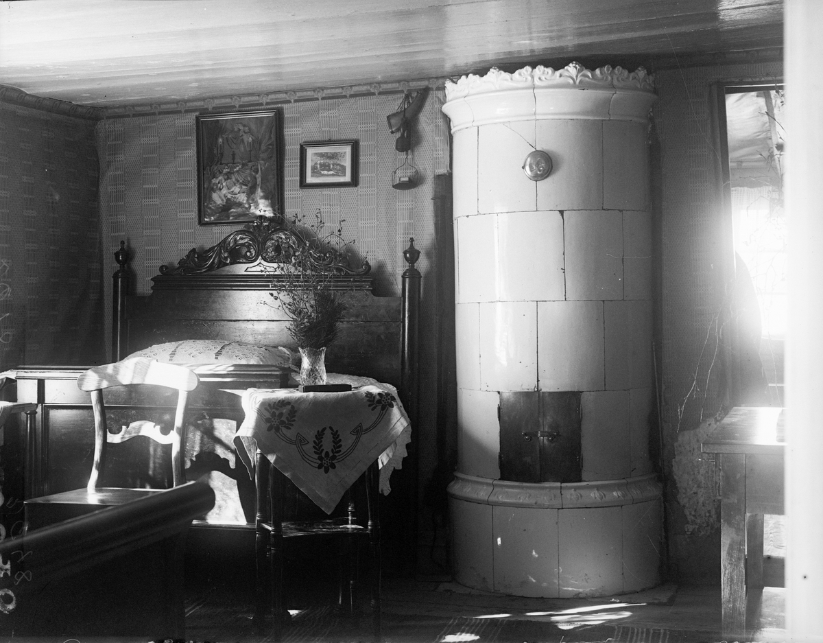 "Ena väggen i Sörgårdens kökskammare", gamla Sörgården, Sävasta, Altuna socken, Uppland 1922
