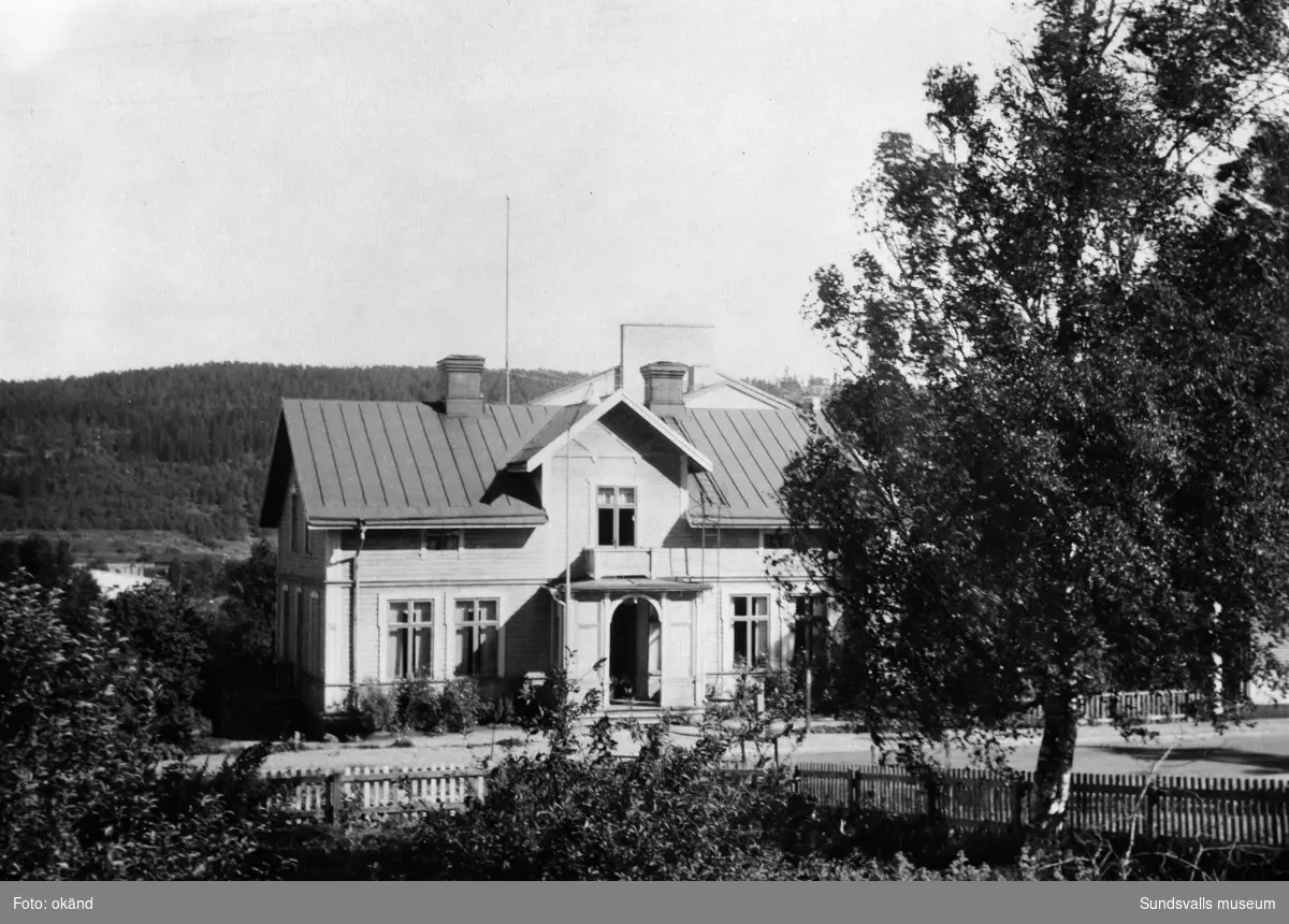 Gården Katrinehill, beläget i korsningen Sallyhillsvägen - Linderbergsgatan. Bilden tagen innan rivningen 1952-1953.