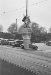 Reklamesøyle med filmreklame ved Nationaltheatret