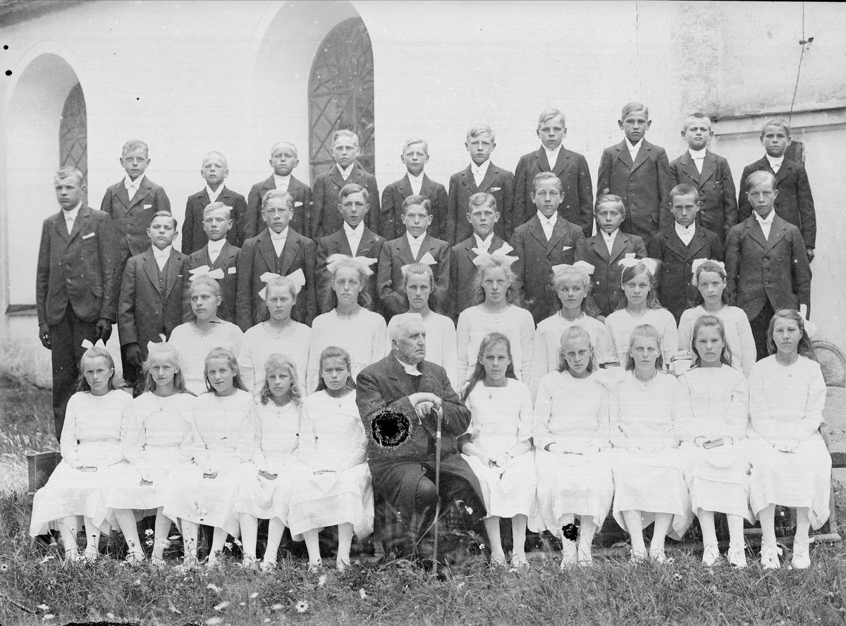 "Läsbarnen i Simtuna tredje fotodagen tagna i grupp utanför kyrkan", Uppland 1921