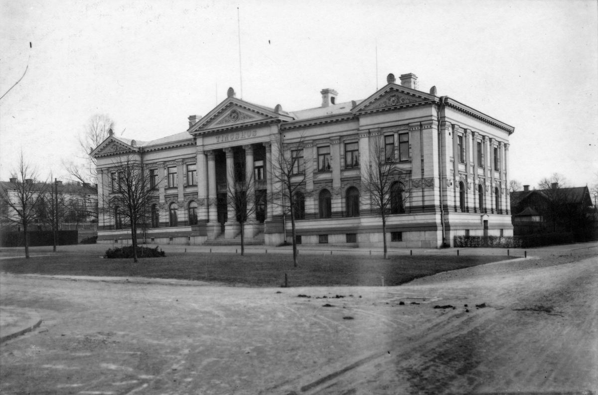 Köpings tingshus uppfört 1893. Ritat av T. Dahl. Esplanaden, kvarteret Umbla.