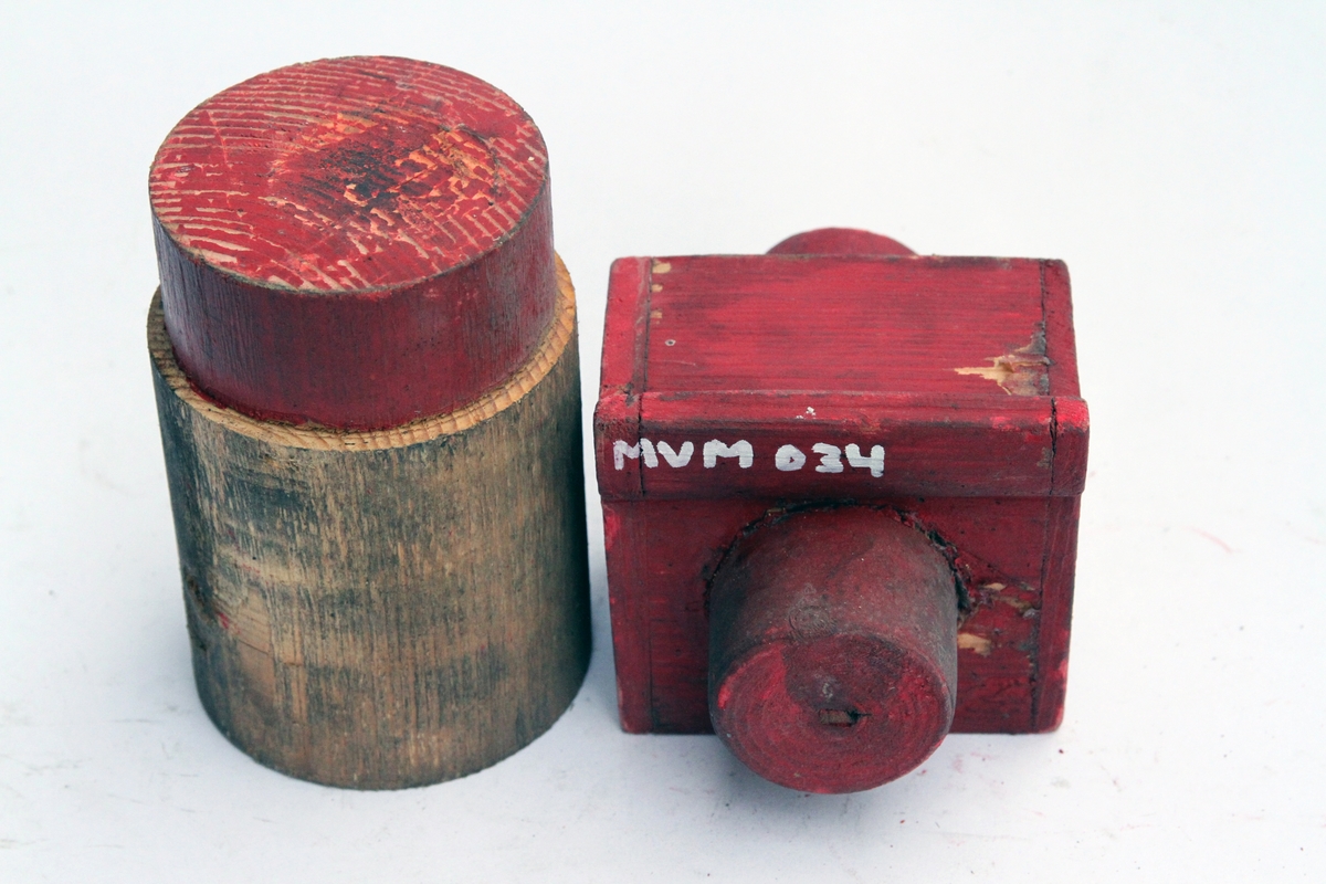 Tremodell av maskindel fra Skibladners dampmaskin fra 1888, for støping av tilsvarende i støpejern. Fra Akers Mekaniske Verksted.
To runde deler, med en firkant i midten. Rødmalt.