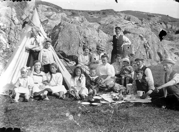 Familien Feyling på landtur på stranden på Ogna der de er samlet ved et telt