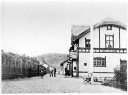 Tog på jernbanestasjonen på Helleland