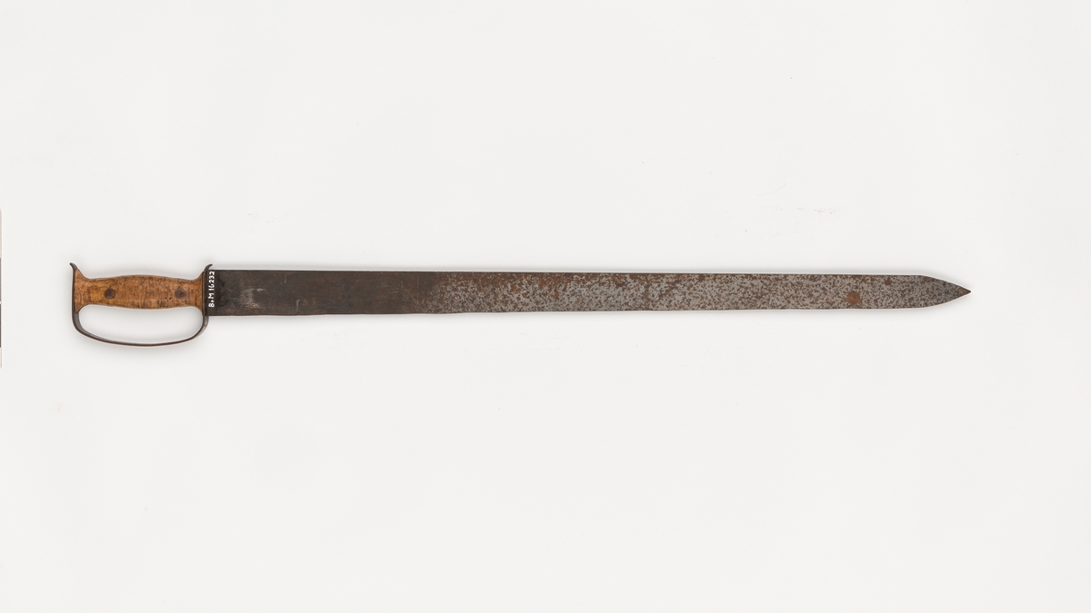Hjemmelaget etterligning av en huggertlignende sabel med håndtak i tre og metall. Grov og rett avskåret enegget klinge.