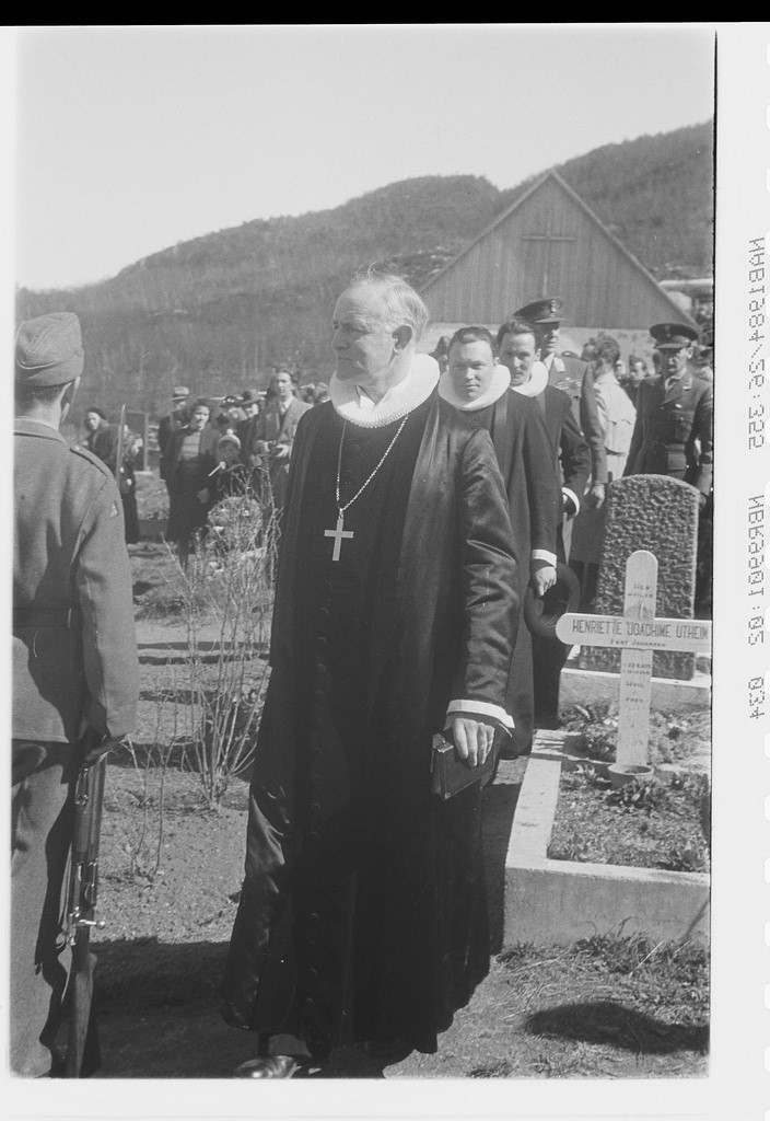 Krigskirkegården. Prester. Biskop Krohn Hanssen, Nils A. Flatø, ukjent. bak ruinen av gravkapellet.