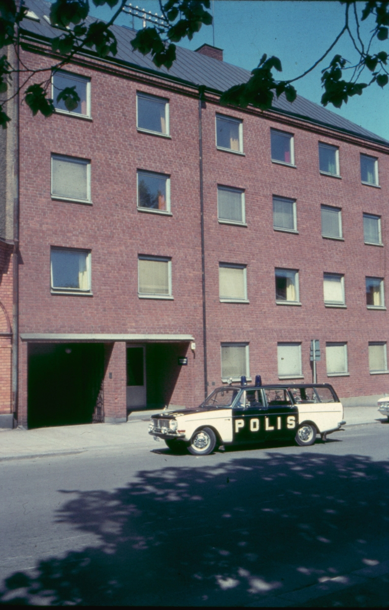 En polis i Västervik i början av 1970-talet. Huset i bakgrunden är polisstationen.