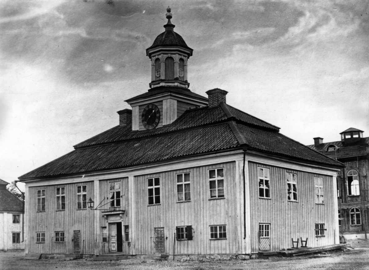 Gamla Rådhuset, 1876. Det revs 1877 och byggdes på 1690-talet. Nya rådhuset bakom det gamla.