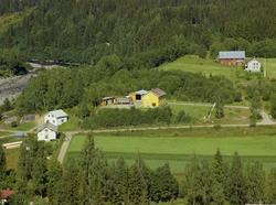 Fosshaug. Kulturlandskap med dyrka mark, skog, elv, gårdsbru