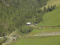 Sveiserboligen til Aulstad Nordre, brunt bolighus, lastebil,