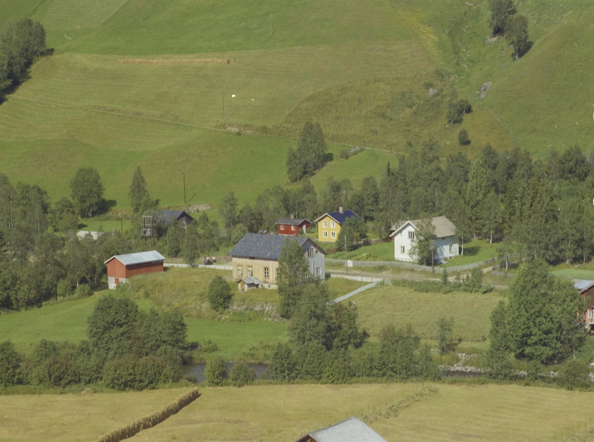 Nedre Svatsum skole, gammel bygning, esjer, elv, Svatsum, Vestre Gausdal.