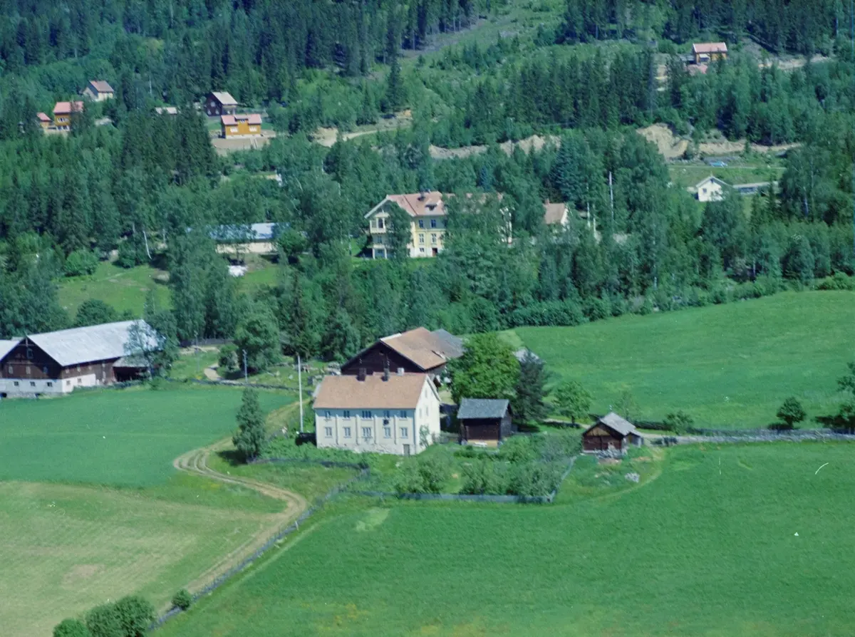 Flyfoto, Lillehammer, Søre Ål, Gården Langseth søndre i forgrunnen, som idag er Torvald Linds veg 8. Området er totalt endret med omfattende boligbygging. Hovedbygningen er alt som står igjen, og er restaurert. Den store gule bygningen bak er Langseth hotell, Bakkelykkja 13