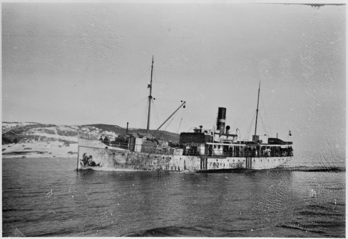 Dampskipet Frøya. Båten er ute i leia.