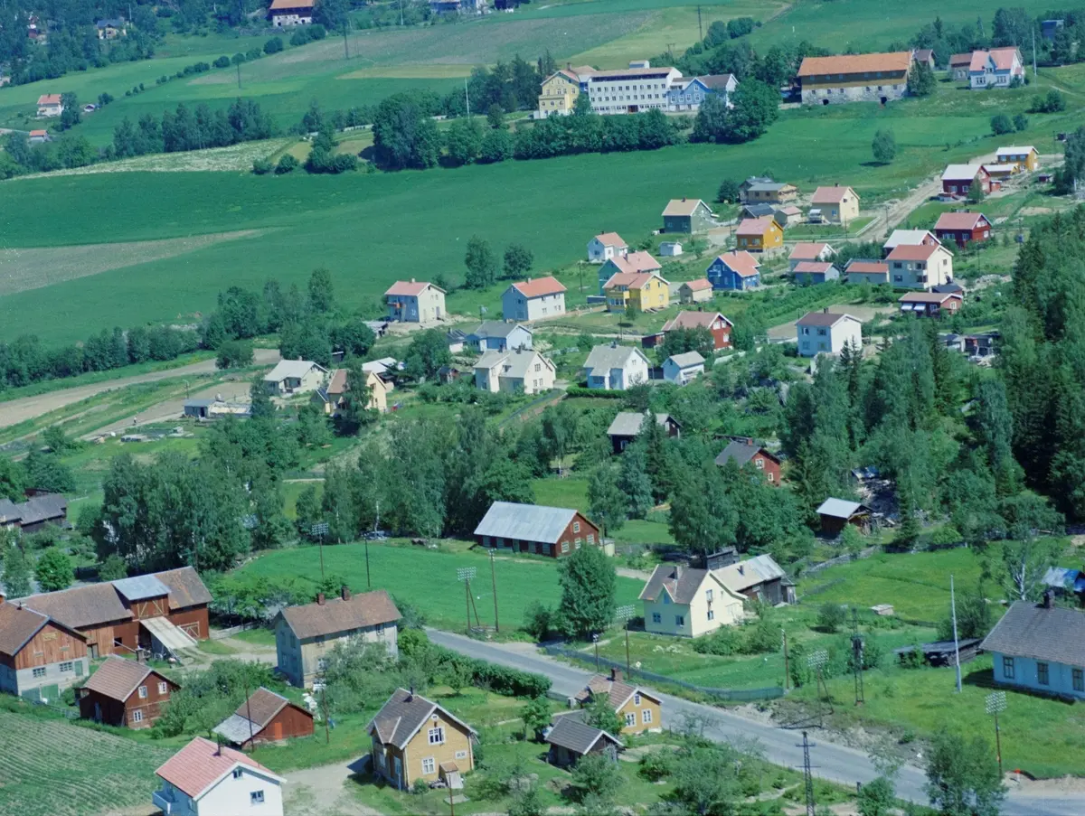 Flyfoto, Lillehammer, Søre Ål,  Hamarvegen med gardsbruket Kolsveen ned til venstre. Bak er byggefeltet ved Hagehaugvegen med Skogli Helse og Rehabilitets senter i bakgrunn.