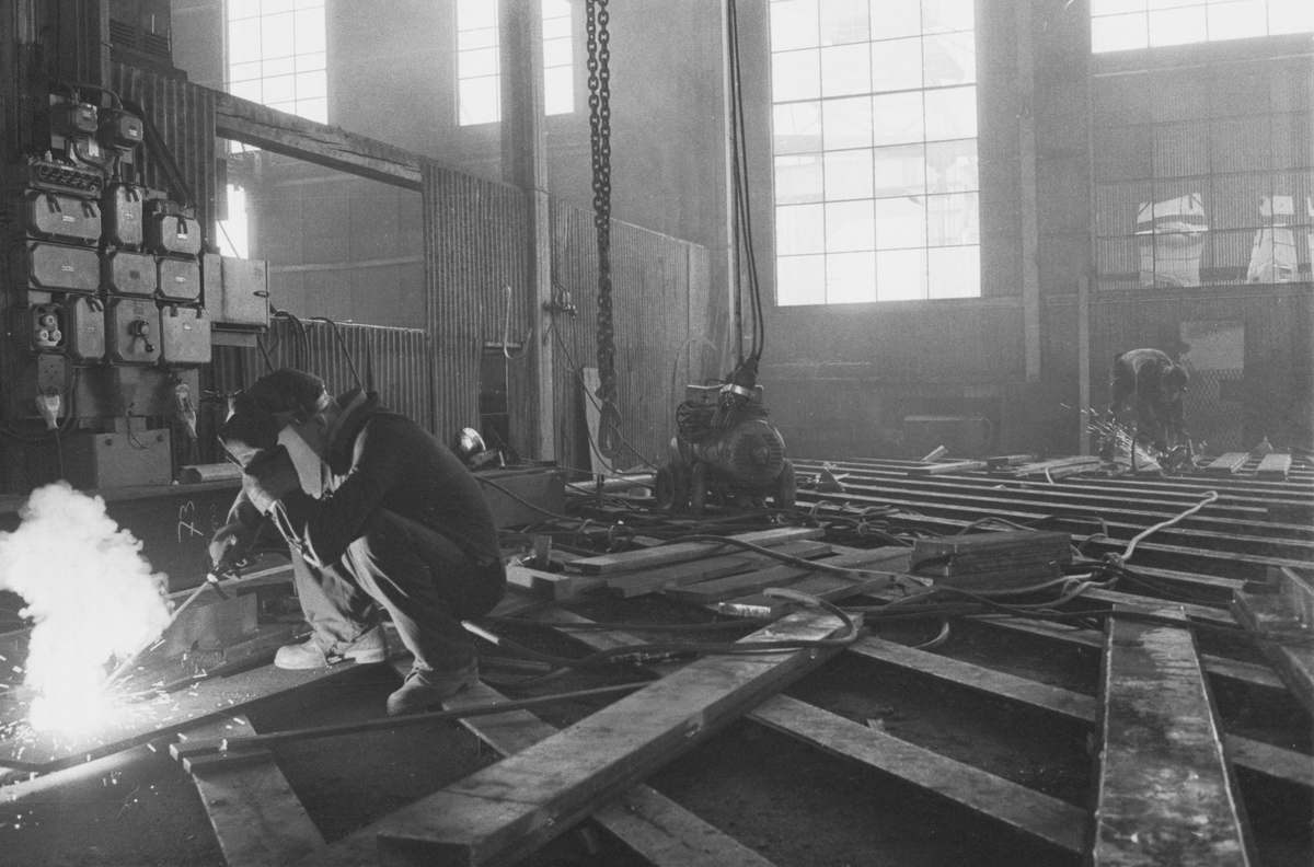 Ekensbergs varv 1970. Svetsare i arbete i stora plåthallen.
