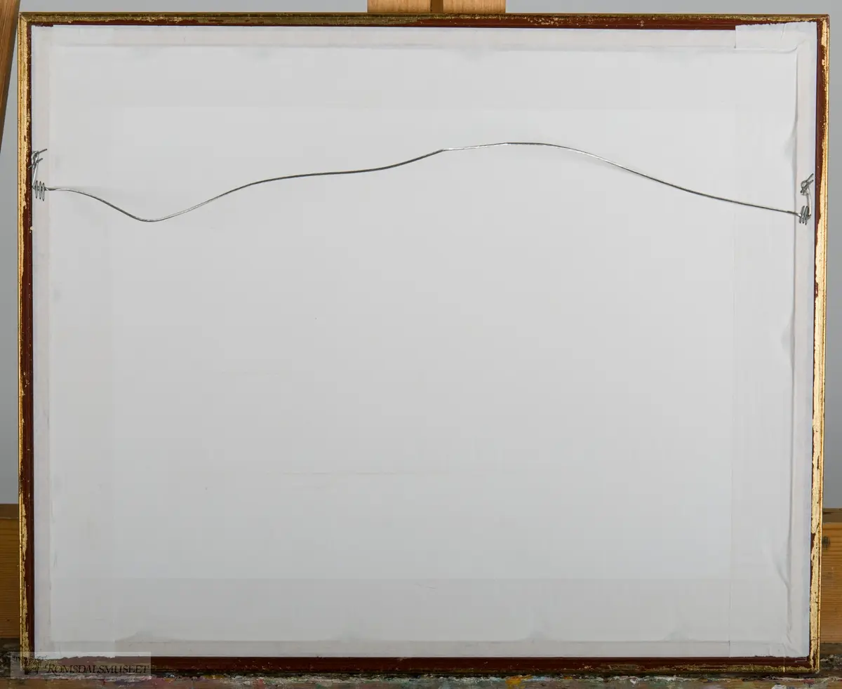 Et høstlandskap med kornåkre ned mot sjøen. En vei går gjennom åkeren og ender opp ved en låve og et hus/hytte.