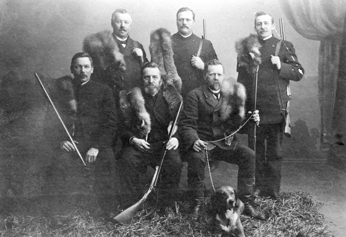 Gruppe revejegere i studio. Foran fra venstre: Olav Slåtten, Even Jensen Mengshoel (1870-1913), Bernt Stenersen (1858-1955). Bak fra venstre: Hans Adolf Solberg f.1864 (herredskasserer), H. Høiby, Anders Evensen Fossum (1881-1940).