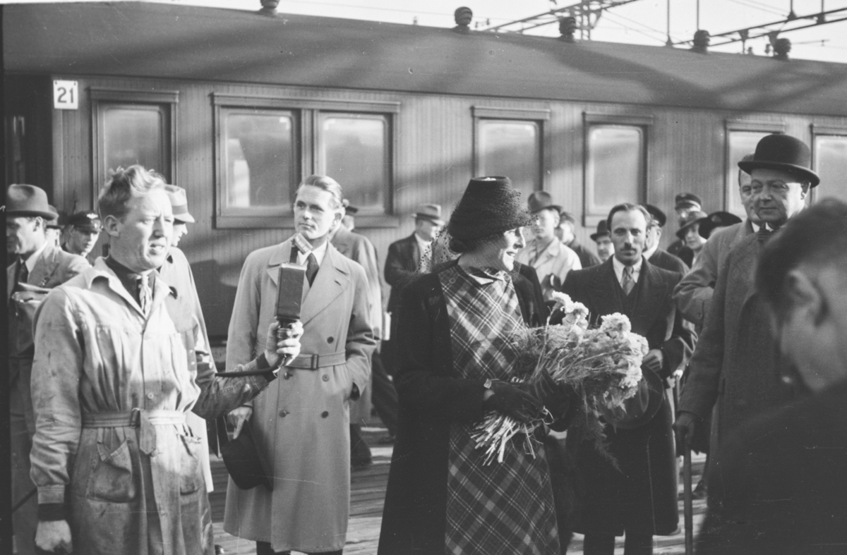 Leni Riefenstahl, tysk skuespillerinne, ankommer Oslo Ø med tog.
