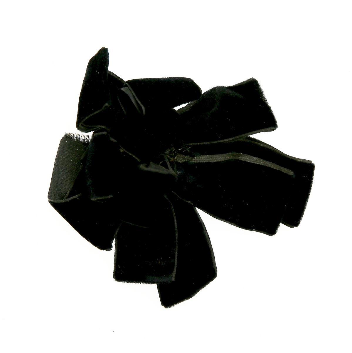 Bånd av svart fløyel som er brettet sammen til en sløyfe og festet med håndsøm