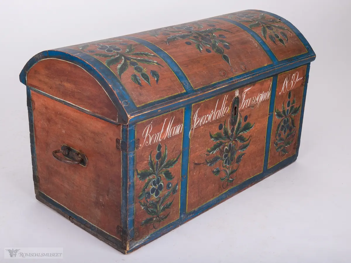 Kisten har oppdelte felt.  Felta er avgrensa med blå og gule kanter. Inne i felta: Rosemalt.  Farger i blått, grønt, gult, hvitt og sort.
Innvendig påtrykt mønster (Påsett farge) i mørkeblått og orange prikker.  Håndtak på hver side.