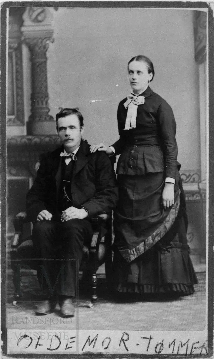 Bilde av ei kone stående ved siden av sin mann.