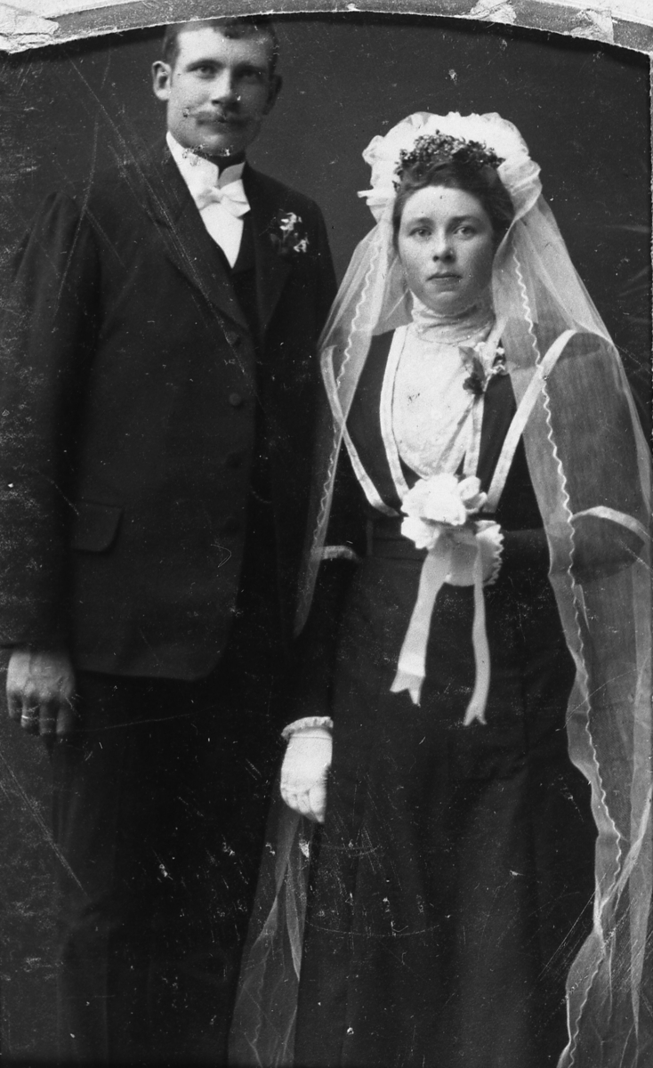 Brudeparet Elise og Ole Solbø, Lekangen i Tranøy. 1911.