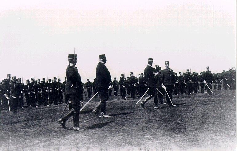 Axevalla hed. I mitten överste Johan Axel Fabian Carleson. Kungliga Skaraborgs regemente 1909-1916. Överste Carleson i mitten. Konung Gustav V på besök.