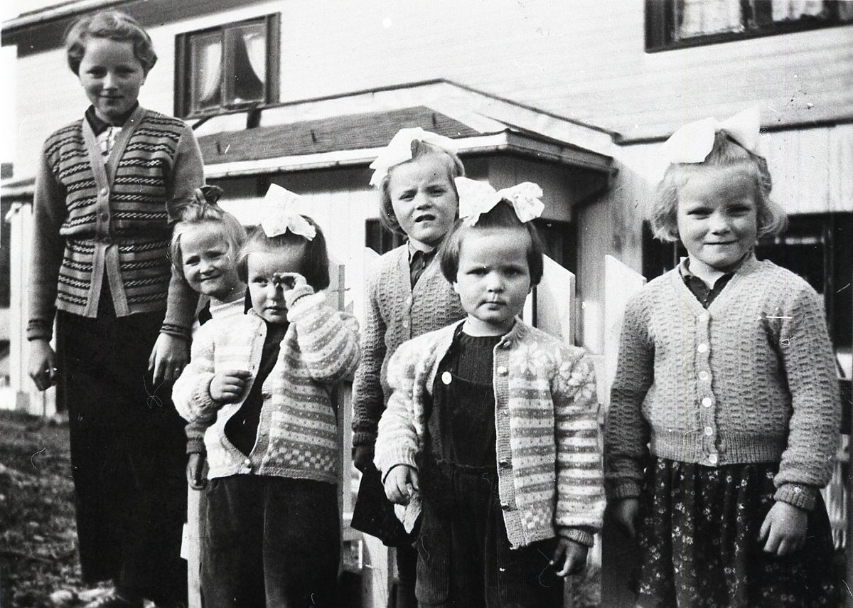 Fremst frå v. Kristin og Inger Rust.
Bak frå v. Ingebjørg, Astrid, tvillingene Ingeborg og Gunn Løstegård.