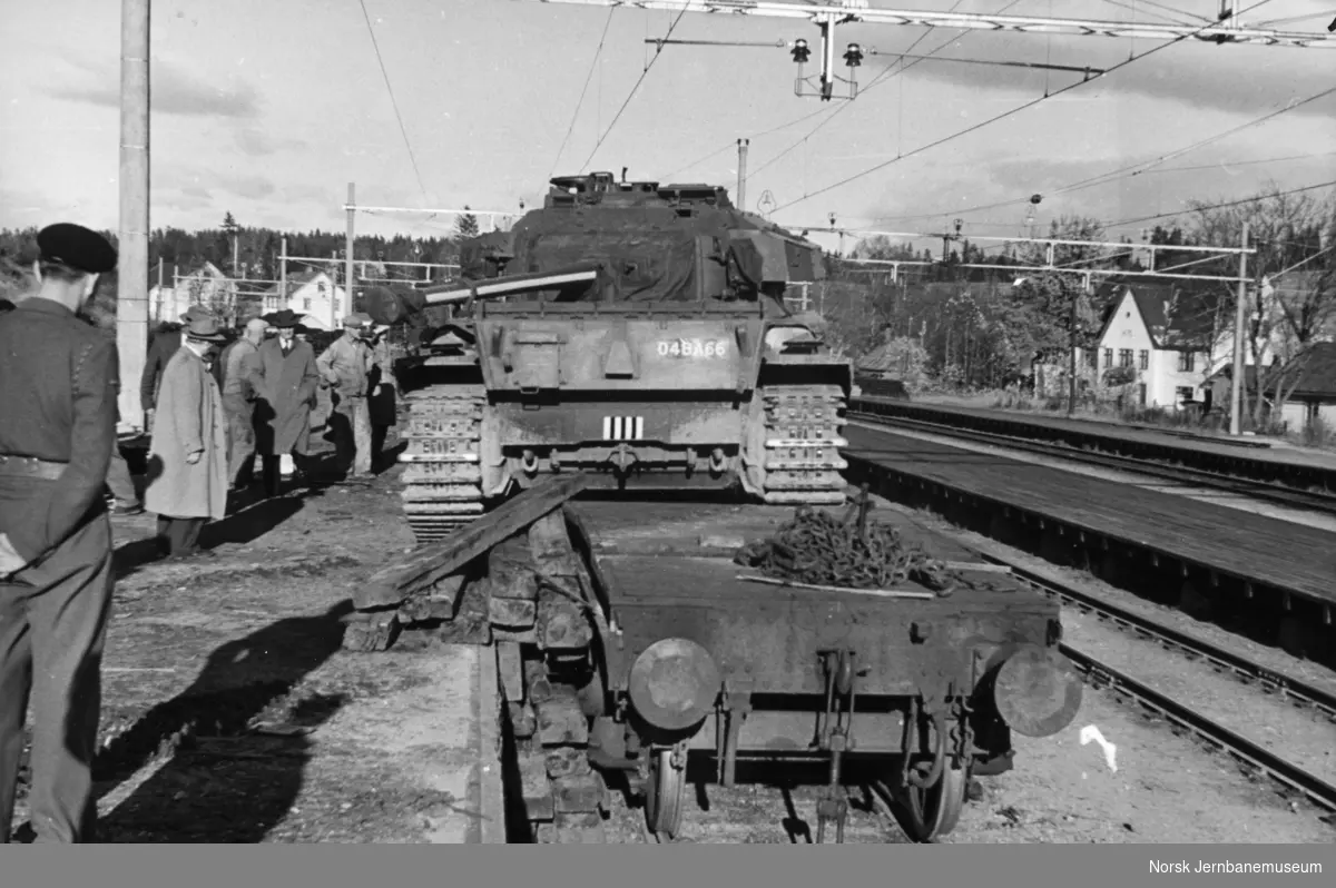 Lasting eller lossing av stridsvogn på Dal stasjon - NSB spesialvogn litra Trfo4 nr. 16505