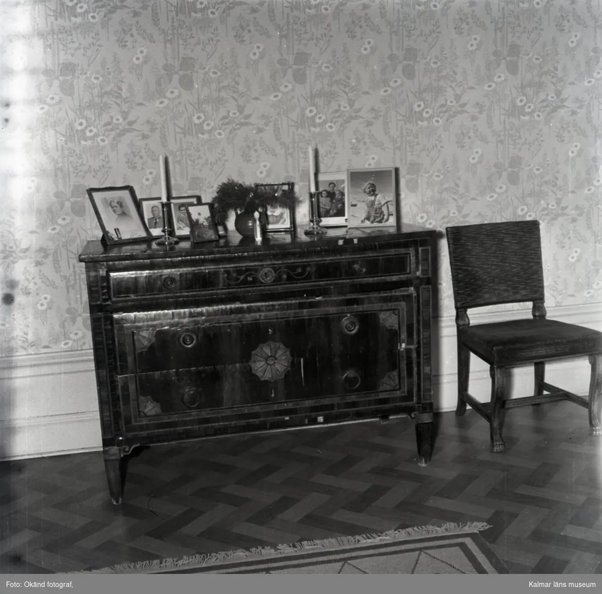 En byrå och en stol i en av salarna på Fredriksbergs herrgård.  
J. Anérs byrå.