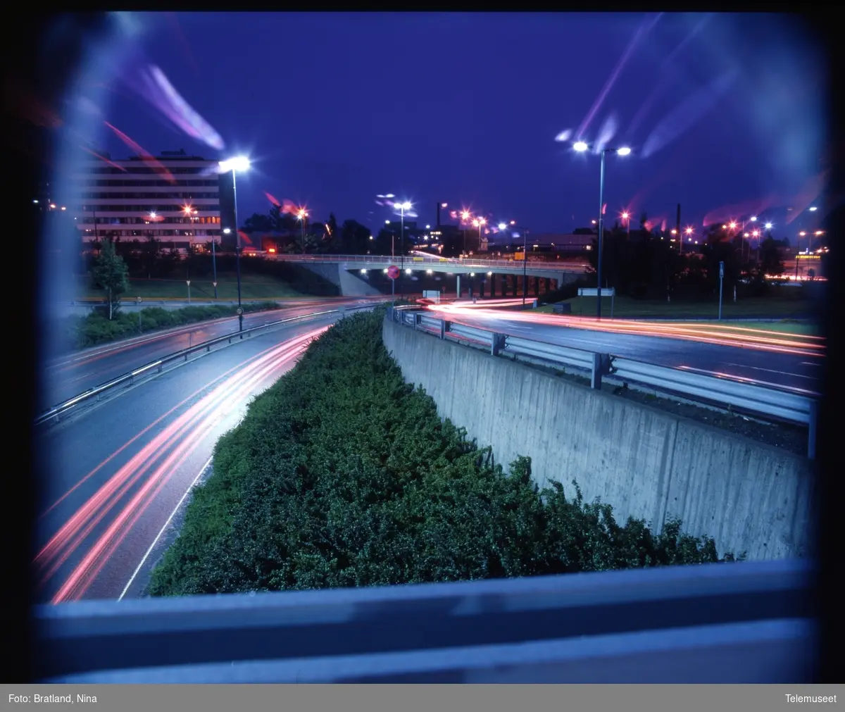 Trafikk og lys om natten reklamefoto Norsk Data