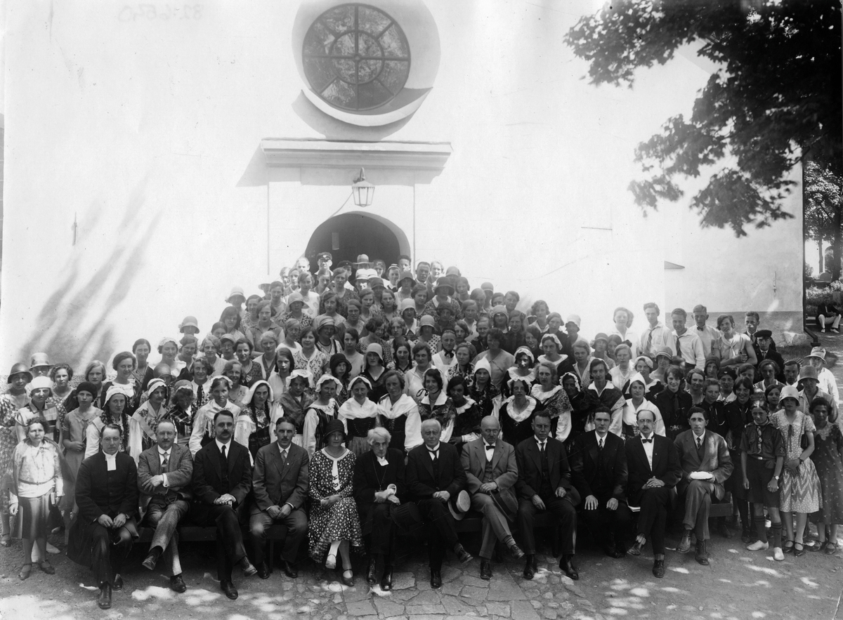 Grupp utanför kyrkan, 1920-tal.