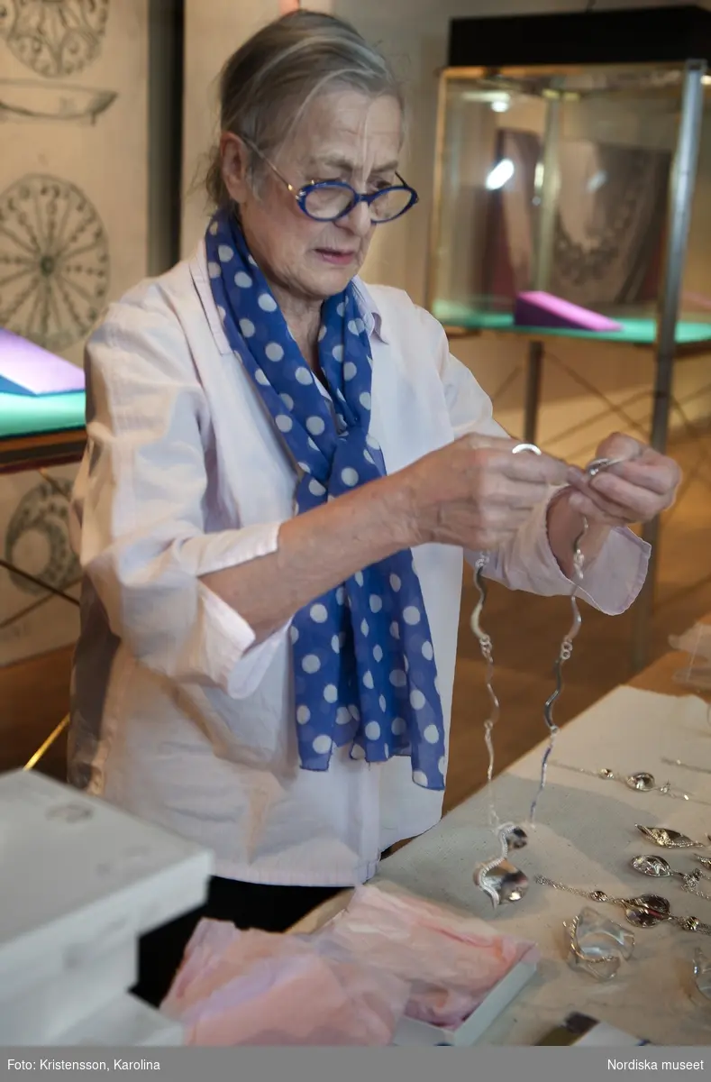 Rosa Taikon hänger utställning på Nordiska museet tillsammans med sin systerdotter Angelica Ström
"Smycken av Rosa Taikon"