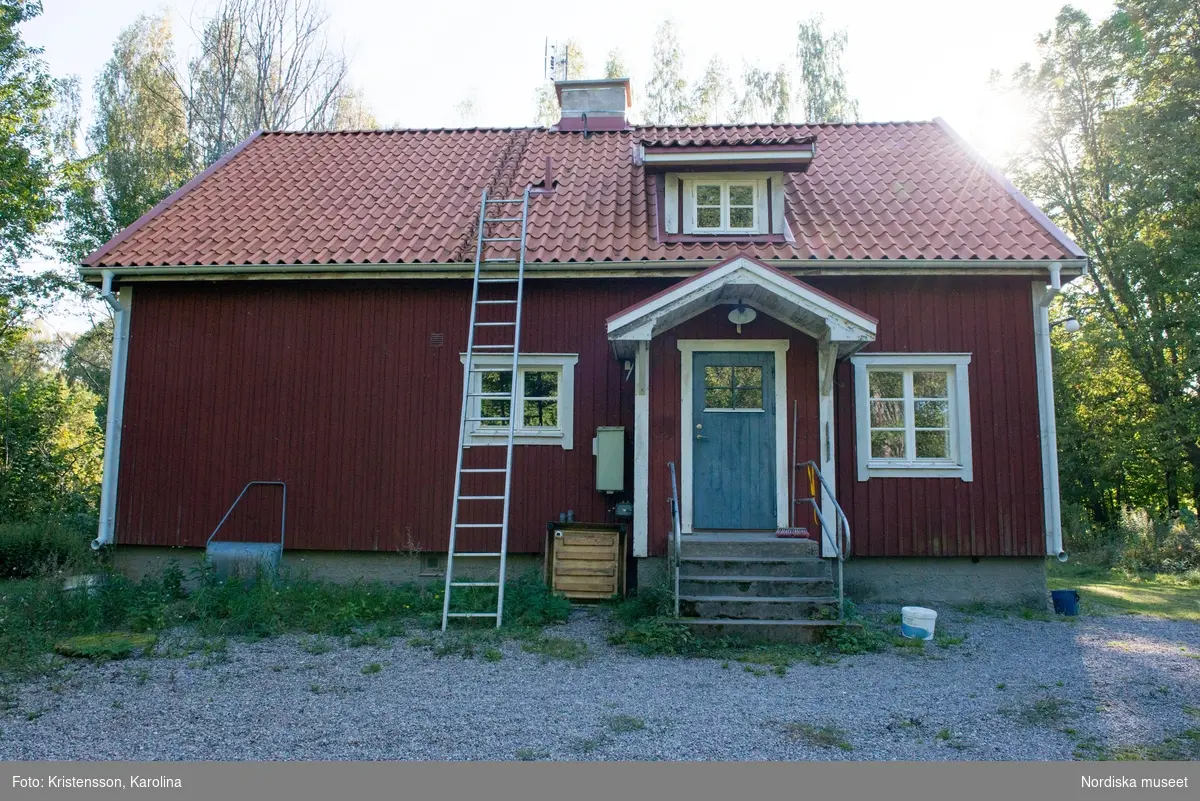Julita med omnejd fotograferat på uppdrag av Gustav Olsson. Landskapsdetaljer och renovering av fattigstugan Nybble bland annat.