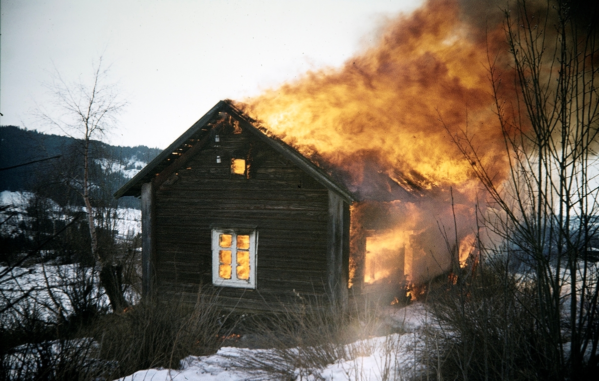 Holstuen, Gnr. 201, , husmannsplass, Veldre, forfall, brannøvelse 1977